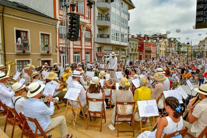 Aquí unas fotos que he recopilado del evento clásico en Ribadeo, Lugo.