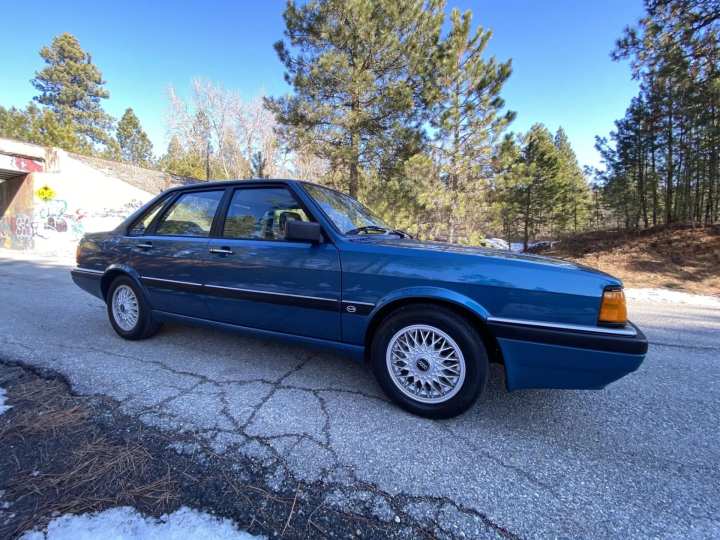 El modelo de Audi 4000 S Quattro muestro en estas fotos.