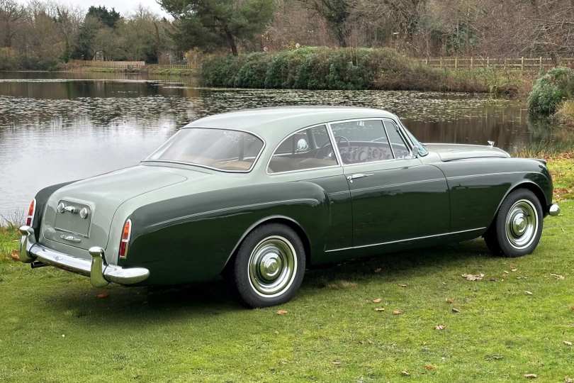 Puesta en linea de marcha de este modelo de  Bentley S2 Continental.