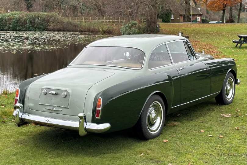 Puesta en linea de marcha de este modelo de  Bentley S2 Continental.